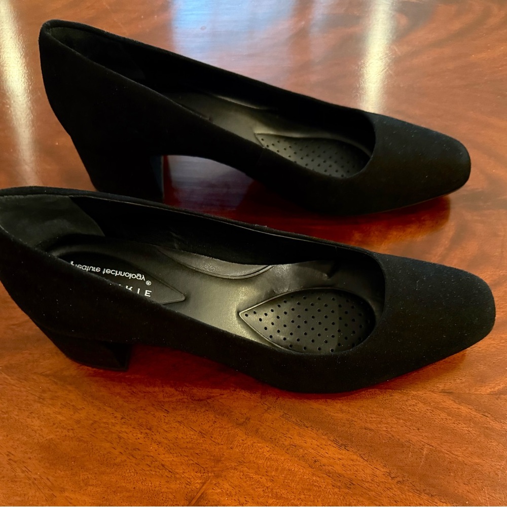 Black Women's Low Block Heel Pump
